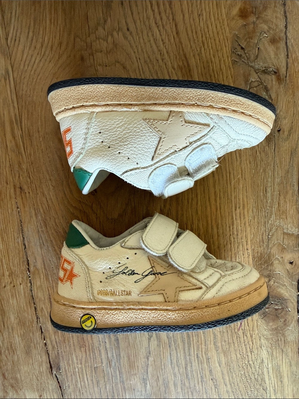 Golden Goose Kids Cream Leather Velcro Sneakers with Green Heel and Orange Star